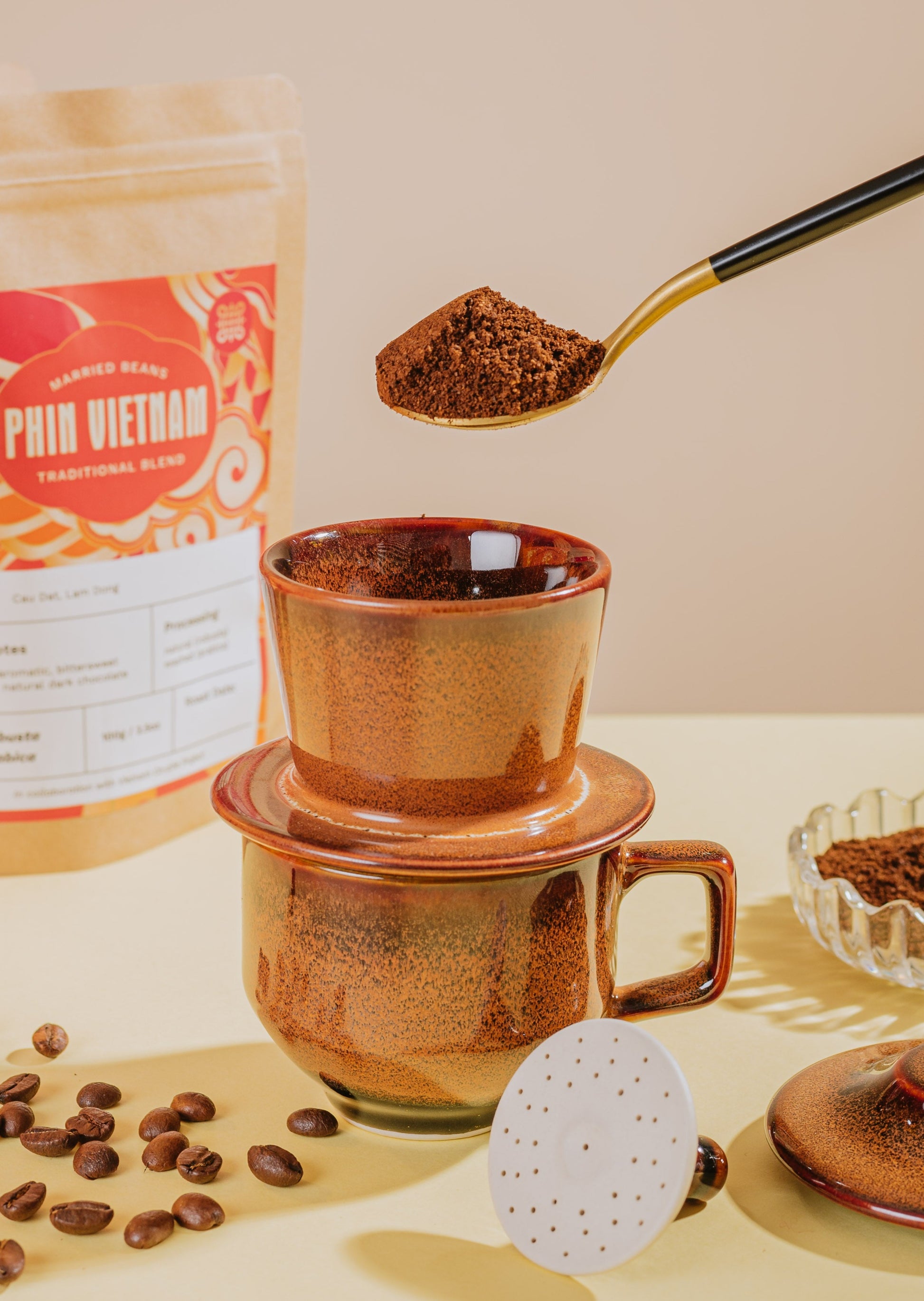 Premium Photo  'phin' traditional vietnamese coffee maker, place on the  top of glass, add ground coffee then pour hot water and wait until the  coffee dripping into the glass.
